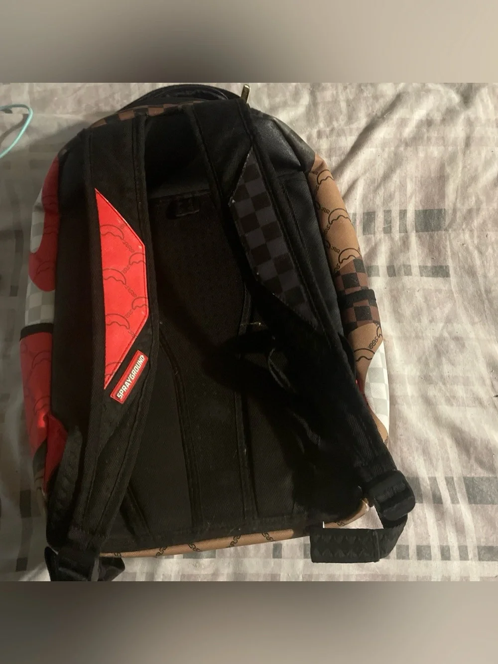 Sprayground  buy it you get a free pen or v